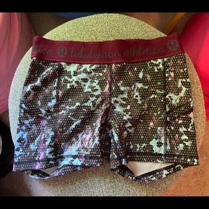 Patterned lululemon shorts with pockets